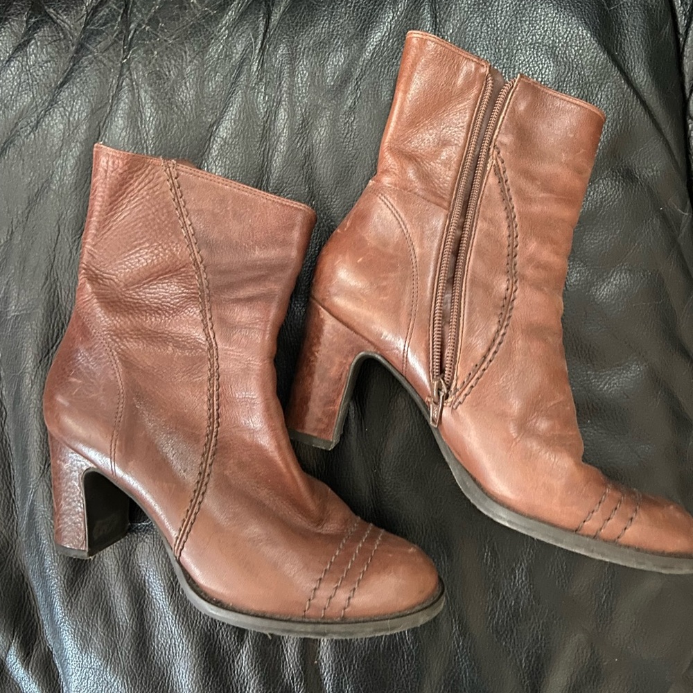 Gianni Bini ankle leather boots